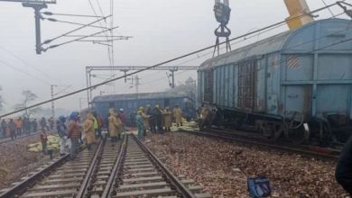 Photo of मथुरा में बड़ा हादसा, पटरी से उतरे 15 डिब्बे, कई ट्रेनों का रूट बदला