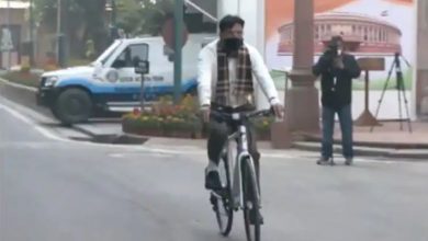 Photo of साइकिल चलाकर संसद पहुंचे मोदी के मंत्री, ये थी वजह