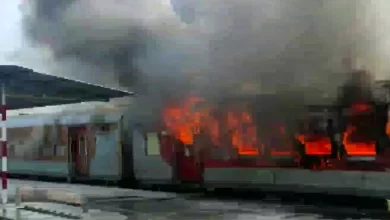 Photo of मधुबनी रेलवे स्टेशन पर खाली ट्रेन में लगी आग