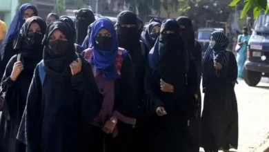 Photo of देश में हिजाब पर संग्राम जारी, महिलाओं ने किया समर्थन में प्रदर्शन तो बंगाल के स्कूल में तोड़फोड़