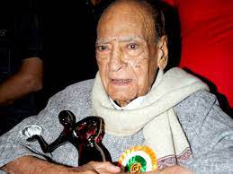 Photo of A K Hangal B’day: 50 साल में एके हंगल ने की थी पहली हिन्दी फिल्म, आखिर क्यू बाल ठाकरे ने  फिल्मों पर लगाया था बैन