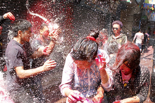 This image has an empty alt attribute; its file name is 1-NEPAL-KI-HOLI.jpg