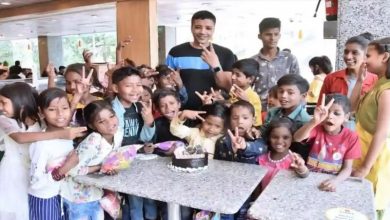 Photo of प्रयागराज में समाजसेवी ने गरीब बच्चों के साथ मनाया जन्मदिन साथ ही बच्चों को दिए रिटर्न गिफ्ट