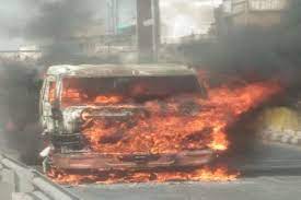 Photo of फिरोजाबाद हाईवे पर चलती ट्रक में लगी आग, चालक की सूझ-बूझ से बची जान