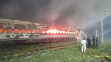 Photo of गोरखपुर वाशिंग पीट में खड़ी ट्रेन में लगी आग, कारणों का पता नहीं