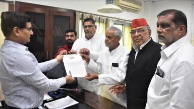 Photo of एमएलसी प्रत्याशी से जबरन छीना गया नामांकन फार्म, सपा नेताओं ने मुख्य निर्वाचन अधिकारी को सौंपा ज्ञापन
