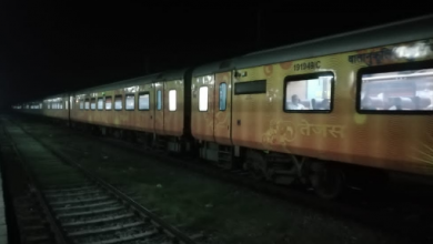 Photo of रेलवे ट्रैक पर सांड के आते ही थम गई तेजस एक्सप्रेस, स्टेशन मास्टर को दी गई जानकारी