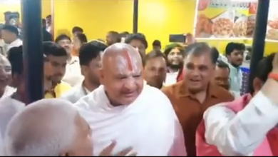 Photo of अयोध्या: संतों ने जाकर देखी ‘द कश्मीर फाइल्स’ , ‘जय श्री राम’ के नारों से गूंजा हाल