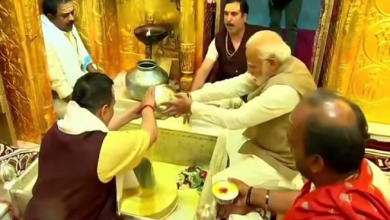 Photo of बाबा विश्वनाथ के दरबार पहुंचे पीएम मोदी, बजाया डमरू