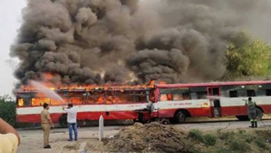 Photo of आमने-सामने से टकराने पर दो बसों में लगी आग, 37 यात्री घायल, पांच की हालत नाजुक