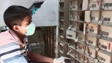Photo of चोरों ने छत काट कर लूटा बैंक, ग्राहकों ने किया हंगामा