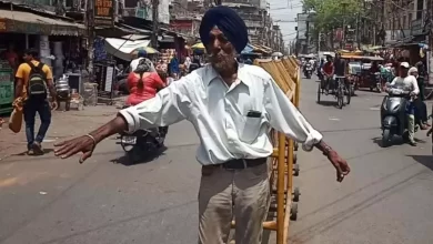 Photo of 70 साल के अनोखे ट्रैफिक मैन, ट्रैफिक जाम हटाने में लगा दी पूरी जिंदगी