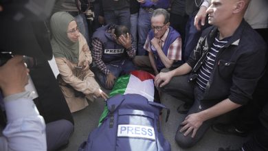 Photo of अल-जजीरा के महिला पत्रकार की गोली लगने से मौंत, इजरायली सेना की छापेमारी को कवर कर रही थीं अबू अक्लेह