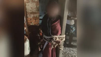 Photo of तीन बच्चों की मां पर पति ने लगाया घृणित आरोप, अबला महिला को खम्भे से बंधकर पीटा