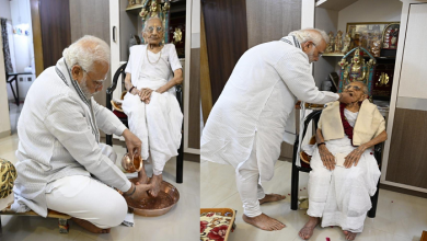 Photo of पीएम मोदी ने घर पहुंचकर मनाया मां का 100वां जन्मदिन, पैर धोकर लिया आशीर्वाद और खिलाई मिठाई