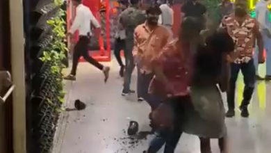 Photo of लखनऊ के अनप्लग्ड कैफे के बाहर लड़की ने लड़के को  पीटा, मारपीट का वीडियो हुआ वायरल