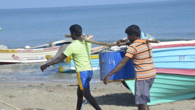 Photo of श्रीलंकाई समकक्ष भारतीय मछुआरे का कर रहे विरोध, बोले-हमारी आजीविका को ‘कुचल’ रहे हैं ये मछुआरे