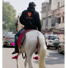 Photo of घोड़े की सवारी करके मुंबई की भारी बारिश में “Swiggy” डिलीवरी बॉय ने ऑर्डर पहुँचाया