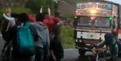 Photo of नागिन धुन वाला हॉर्न बजाया ट्रक वाले ने, बीच सड़क में गाड़ी को छोड़कर नागिन डाँस करने लोग , विडियो देखकर आप भी चौक जाएँगे ..