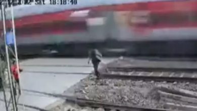 Photo of पटरी पर बाइक छोड़कर भागा, ट्रेन ने उड़ा दिए परखच्चे, देखें- Viral Video