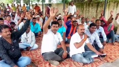 Photo of आजमगढ़: कामकाज छोड़कर धरने पर बैठे बिजली विभाग के कर्मचारी, जानिए क्या है पूरा मामला