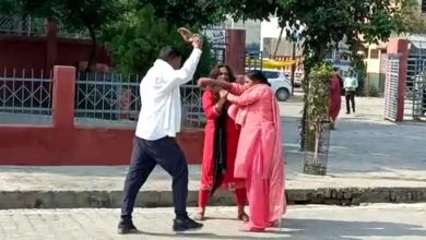 Photo of फर्रुखाबाद: पति को प्रेमिका के साथ देख आगबबूला हुई पत्नी, पति ने दोनों को पीटा, Video Viral