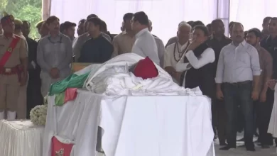 Photo of Mulayam Singh Yadav Funeral: मुलायम के आखिरी दर्शन में उमड़ा जनसैलाब, सैफई पहुंचे रक्षा मंत्री राजनाथ सिंह