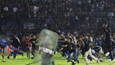 Photo of Indonesia: फुटबॉल मैच के दौरान फैंस के बीच हुई हिंसा, 174 लोगों की मौत