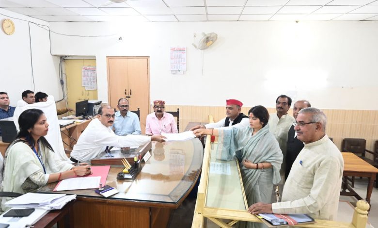 मैनपुरी उपचुनाव: मैनपुरी कलेक्ट्रेट में नामांकन पत्र दाख़िल करने पहुंची सपा उम्मीदवार Dimple Yadav