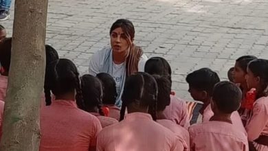Photo of लखनऊ पहुंची प्रियंका चोपड़ा, आंगनबाड़ी केंद्र में बच्चों से पोषण आहार की ली जानकारी