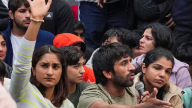 Photo of Wrestlers Protest: बृजभूषण शरण सिंह के इस्तीफे पर अड़े प्रदर्शनकारी पहलवान, बोले- हमारी लड़ाई किसी राजनीतिक पार्टी से नहीं