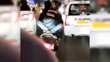 Photo of लखनऊ में कपल ने चलती स्कूटी पर किया रोमांस,   पुलिस ने अश्लीलता फैलाने के मामले में किया गिरफ्तार
