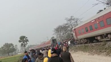 Photo of बिहार: बड़ा रेल हादसा टला, बोगियां छोड़ आगे निकल गया इंजन