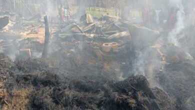 Photo of कुशीनगर: भीषण आग में 40 घर जले, दो मासूम सहित तीन की मौत