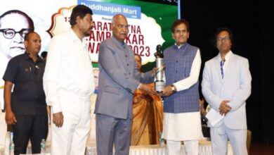 Photo of यूपी को भयमुक्त बनाने के लिए सीएम योगी मिला पुरस्कार, रामनाथ कोविंद ने किया सम्मानित