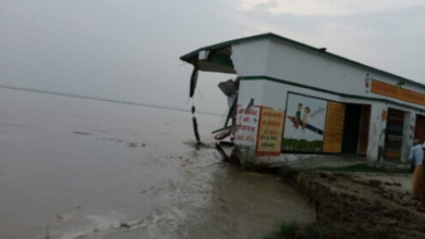 Photo of लखीमपुर खीरी में उफनती शारदा नदी ने स्कूल की इमारत बहाई, डीएम ने एक दिन पहले कहा था ये