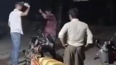 Photo of हरदोई: पुलिसकर्मी ने नशे में धुत व्यक्ति को जूते से पीटा, वीडियो वायरल