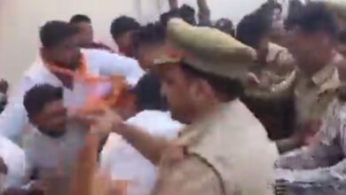 Photo of गोरखपुर: ABVP छात्रों ने विश्वविद्यालय के अधिकारियों को पीटा, पुलिसकर्मियों से भी मारपीट