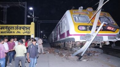 Photo of मथुरा: टला बड़ा हादसा, रुकने के बाद अचानक बढ़ी ट्रेन प्लेटफार्म पर चढ़ी, कुछ को आईं मामूली चोटें