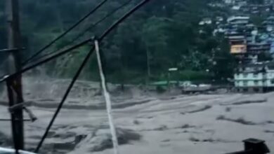 Photo of सिक्किम: अचानक आई बाढ़ से बड़ा नुक्सान, सड़कें, पुल बहे, सेना के इतने जवान भी लापता