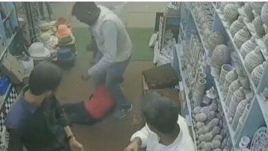 Photo of आगरा: ताज महल के पास दुकान के अंदर बैठने पर कूड़ा बीनने वाले 7 वर्षीय बच्चे की पिटाई, वीडियो वायरल
