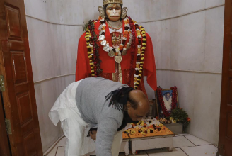 Photo of लखनऊ: रक्षा मंत्री राजनाथ सिंह पहुंचे हनुमान सेतु मंदिर, स्वच्छता अभियान में लिया भाग