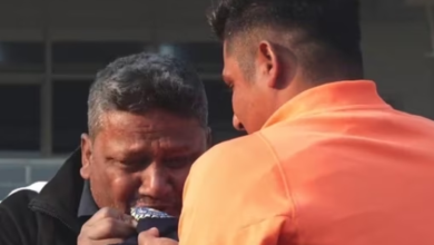 Photo of सरफराज खान ने किया भारत के लिए टेस्ट में डेब्यू, बेटे की टेस्ट कैप पकड़कर भावुक हुए पिता