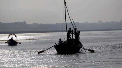 Photo of पटना: 17 लोगों को ले जा रही नाव गंगा में पलटी, छह लापता लोगों की तलाश जारी