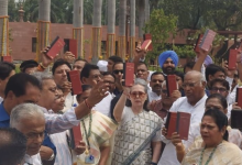 Photo of लोकसभा सत्र अपडेट: INDIA गठबंधन के नेताओं ने संविधान की प्रतियां लेकर संसद के बाहर किया प्रदर्शन, सोनिया गाँधी समेत ये नेता रहे मौजूद