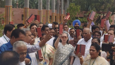 Photo of लोकसभा सत्र अपडेट: INDIA गठबंधन के नेताओं ने संविधान की प्रतियां लेकर संसद के बाहर किया प्रदर्शन, सोनिया गाँधी समेत ये नेता रहे मौजूद