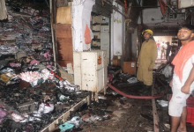 Photo of चांदनी चौक अग्निकांड: 110 से अधिक दुकानें जलकर खाक, दिल्ली पुलिस ने FIR की दर्ज