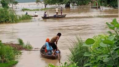 Photo of भारी बारिश के बीच बाढ़ का कहर जारी, उत्तर प्रदेश के 7 जिलों में बाढ़ से आफत, 11 और लोगों की मौत