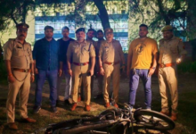 Photo of नोएडा में पुलिस मुठभेड़: कुख्यात चोर घायल, चोरी की बाइक और तमंचे के साथ आरोपी गिरफ्तार