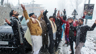 Photo of हिमाचल प्रदेश में भारी बर्फबारी से 4 की मौत, 223 सड़कें बंद; मनाली में पर्यटकों की भीड़ बढ़ी